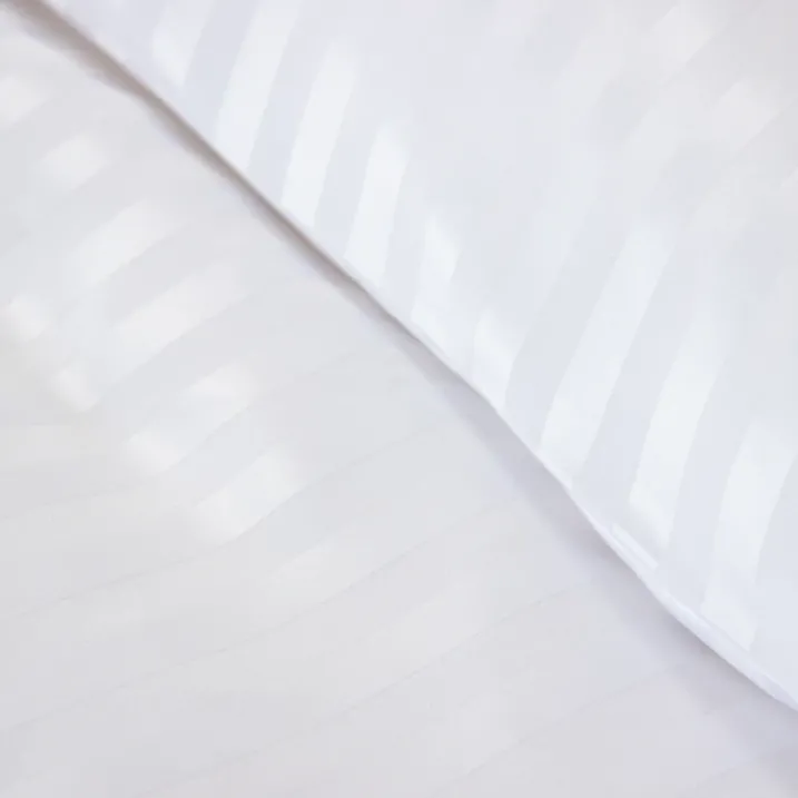 Parure de lit 3 pièces satin à fines rayures housse + taies