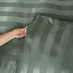 Parure de lit 3 pièces satin à fines rayures housse + taies