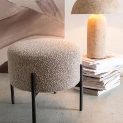 Petit tabouret rond en bois et tissu bouclette