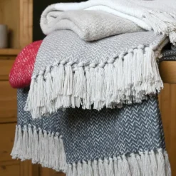 Plaid avec franges effet laine grattée bicolore