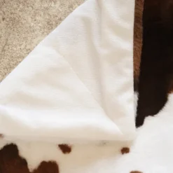 Plaid doux à motif peau de vache avec dos en velours