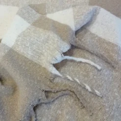 Plaid effet laine à carreaux avec franges
