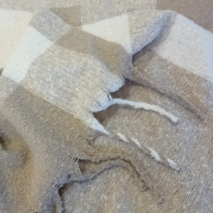 Plaid effet laine à carreaux avec franges