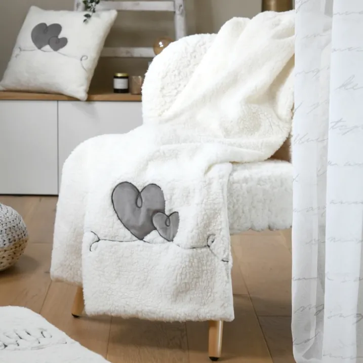 Plaid effet peau de mouton avec motif cœur