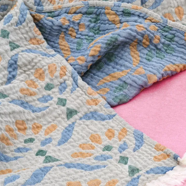 Plaid en gaze de coton lavée à motif végétal