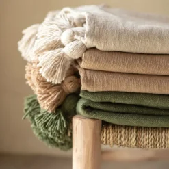 Plaid ou jeté de lit laine à pompons