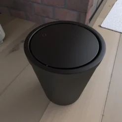 Poubelle avec couvercle pivotant