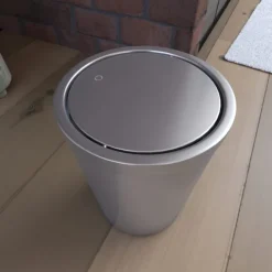 Poubelle avec couvercle pivotant