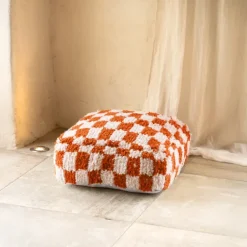 Pouf damier en laine avec garnissage