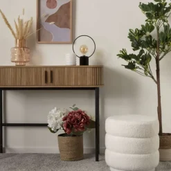 Pouf en velours et bouclettes