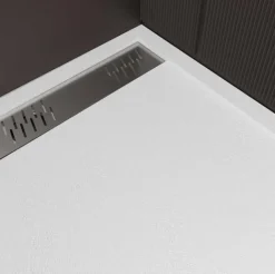 Receveur de douche extra-plat en résine effet pierregrille linéaire chrome