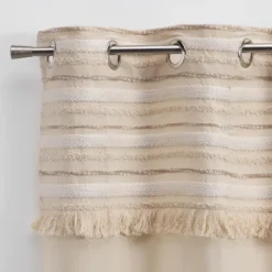 Rideau au top tissé et frangé