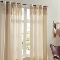 Rideau avec frise en macramé