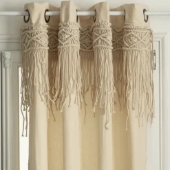 Rideau avec frise en macramé