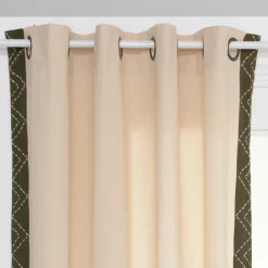 Rideau à broderies géométriques