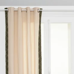 Rideau à broderies géométriques