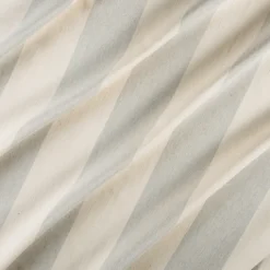 Rideau à rayures verticales en armure satin avec œillets