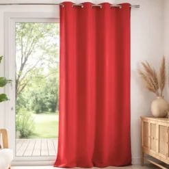 Rideau rouge à œillets