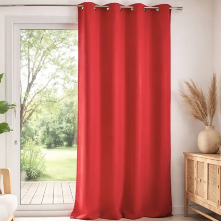 Rideau rouge à œillets