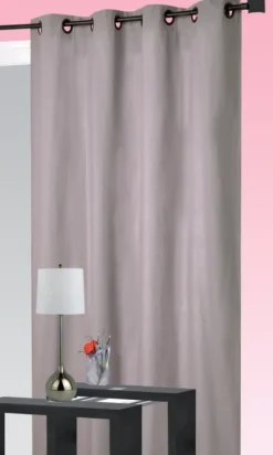 Rideau rouge à œillets