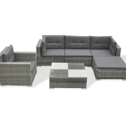 Salon de détente en résine tressée avec coussins