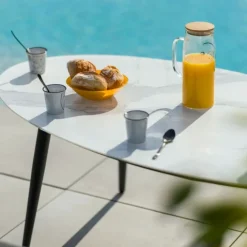 Salon détente avec table en imitation marbre