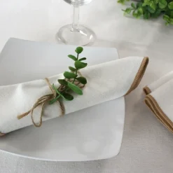 Serviette de table unie et bourdonnée
