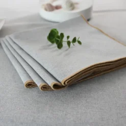 Serviette de table unie et bourdonnée