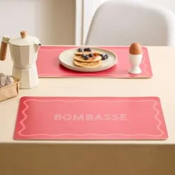 Set de table rectangulaire avec inscription Bombasse