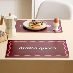 Set de table rectangulaire avec inscription DRAMA QUEEN