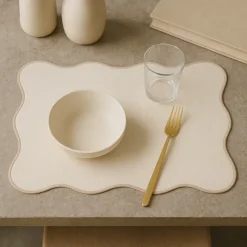 Set de table rectangulaire unis et bords ondulés