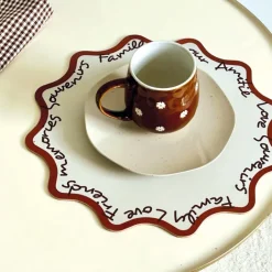Set de table rond rigide avec écriture décorative