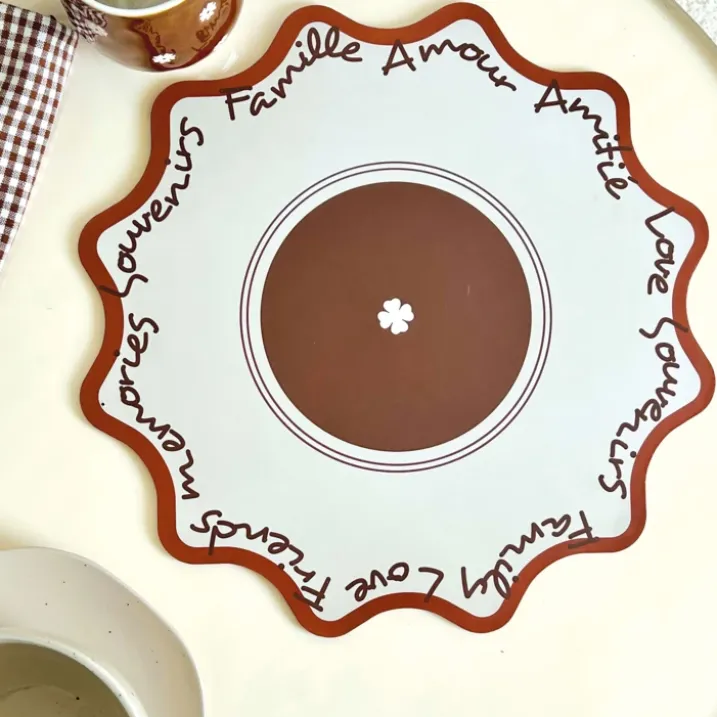 Set de table rond rigide avec écriture décorative