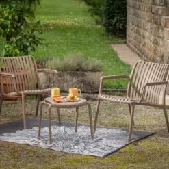 Table basse et repose-pieds de jardin
