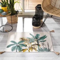 Tapis imprimé feuillages exotiques à pompons