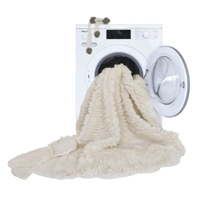 Tapis lavable en laine mouton au nez rose