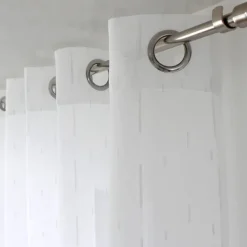 Voilage aux fils tissés argentés