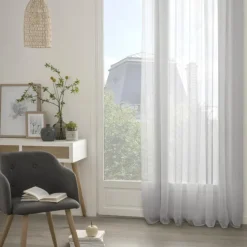 Voilage avec fines rayures verticales à oeillets