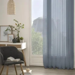 Voilage avec fines rayures verticales à oeillets