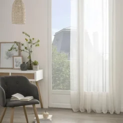 Voilage avec fines rayures verticales à oeillets