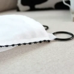 Voilage brodé avec oeillets noirs