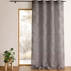Voilage en organza avec cercles brodés
