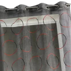 Voilage en organza avec cercles brodés