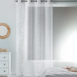 Voilage léger brodé à motifs décoratifs
