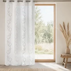 Voilage léger brodé à motifs décoratifs