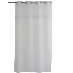 Voilage orné de broderies