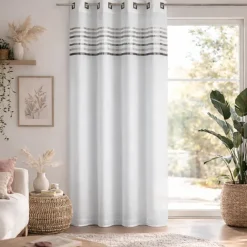 Voilage à parement tissé et œillets carrés
