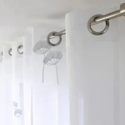Voilage tamisant aux broderies florales